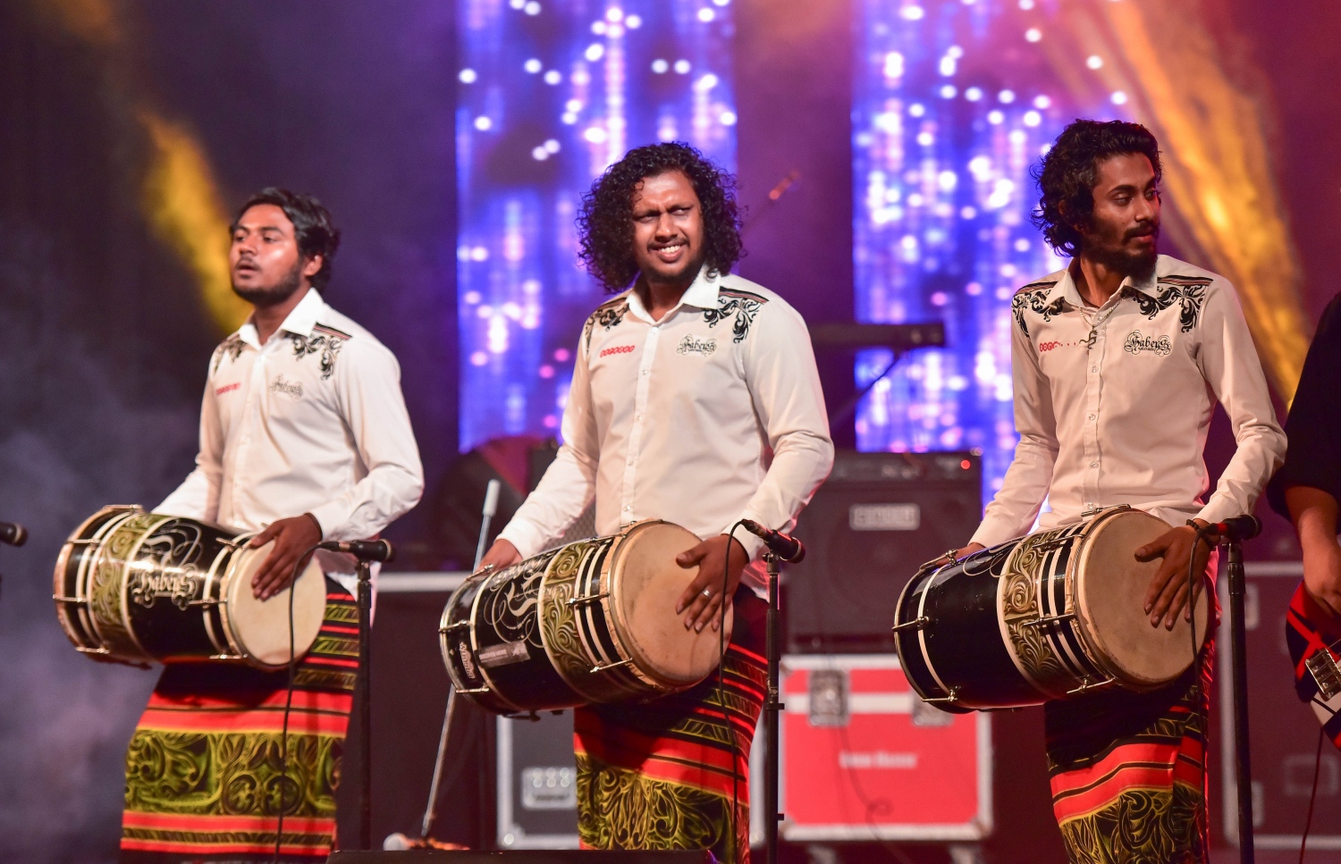 މާލެ: މޭ 25، 2017- "މިހާރު" ނޫހުގެ ލައިފް ސްޓައިލް މެގަޒިން "ދޯ" އަދި ވެބްސައިޓް އިފްތިތާހުކުރުމަށް އޮލިމްޕަހުގައި ބޭއްވި ހާއްސަ ހަފްލާގައި ހަބޭސް ބޮޑުބެރު ގުރޫޕުން ލަވައެއް ހުށަހަޅައިދެނީ.---މިހާރު ފޮޓޯ: ހުސެއިން ވަހީދު