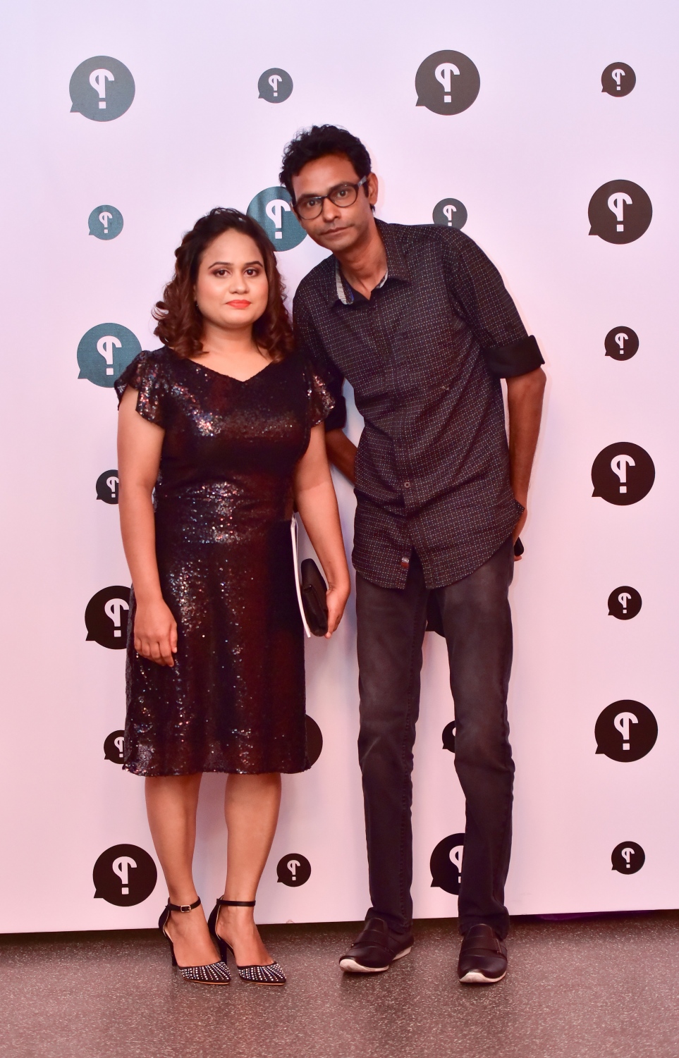 މާލެ: މޭ 25، 2017- "މިހާރު" ނޫހުގެ ލައިފް ސްޓައިލް މެގަޒިން "ދޯ" އަދި ވެބްސައިޓު އިފްތިތާހުކުރުމަށް އޮލިމްޕަހުގައި ބޭއްވި ހާއްސަ ހަފްލާގައި "ދޯ" ގެ އެޑިޓަރު އިސްމާއިލް ނަސީރު އަދި ލިޔުންތެރިޔާ އާސިޔަތު މުހައްމަދު ސައީދު ފޮޓޯއަކަށް ހުއްޓިގެން.---މިހާރު ފޮޓޯ: ހުސެއިން ވަހީދު