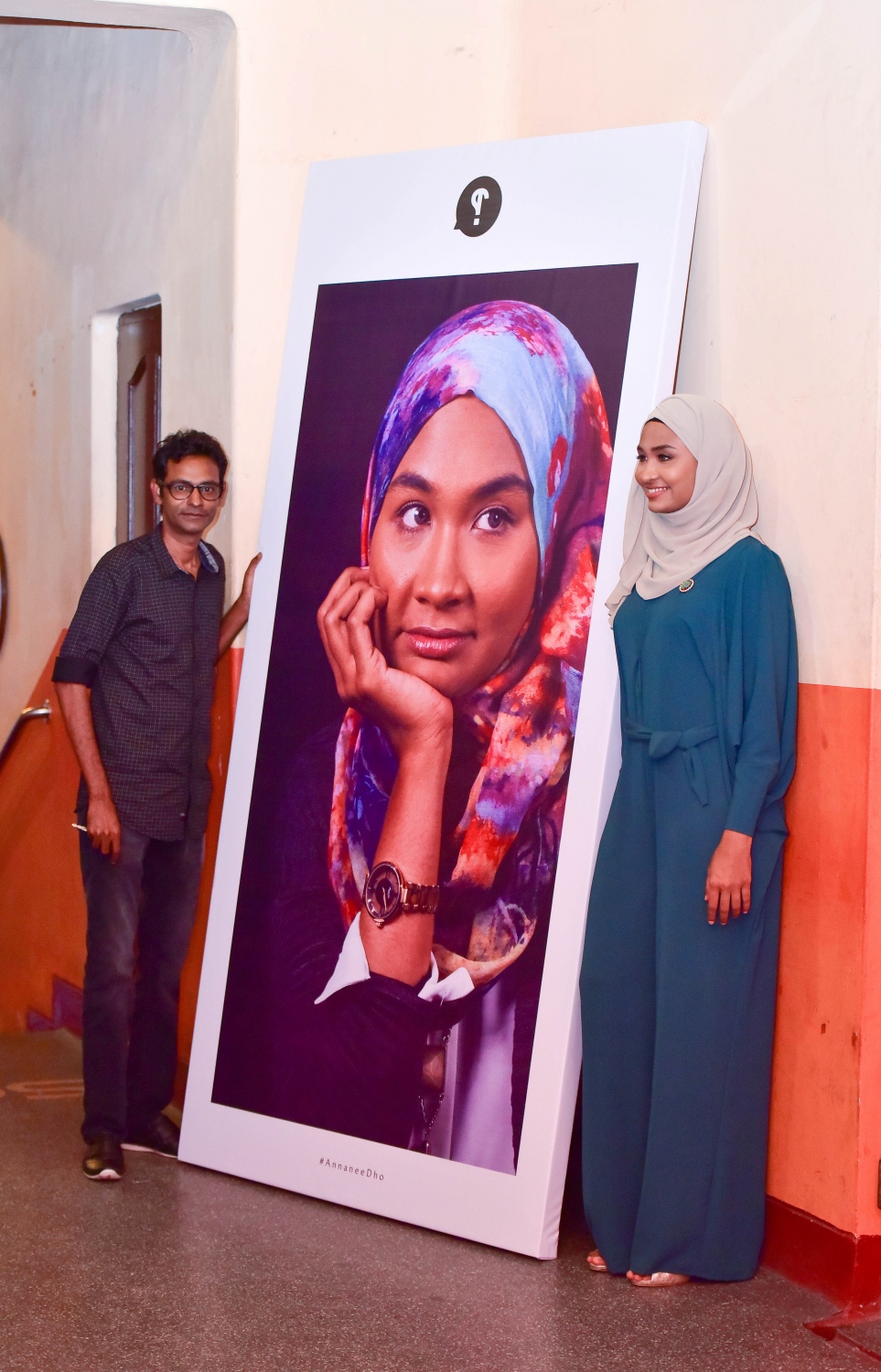 މާލެ: މޭ 25، 2017- "މިހާރު" ނޫހުގެ ލައިފް ސްޓައިލް މެގަޒިން "ދޯ" އަދި ވެބްސައިޓް ތައާރަފު ކުރުމަށް އޮލިމްޕަހުގައި ބޭއްވި ހާއްސަ ހަފްލާގައި އެޑިޓަރު އިސްމާއިލް ނަސީރު "ދޯ" މެގަޒިންގެ ފުރަތަމަ އަދަދުގައި ފީޗާކޮށްފައިވާ، ބާސްކެޓް ބޯޅަ ކުޅުންތެރިޔާ އައިމިނަތު ޝިއުރާއާ އެކު ފޮޓޯ އަކަށް ހުއްޓިގެން.---މިހާރު ފޮޓޯ: ހުސެއިން ވަހީދު