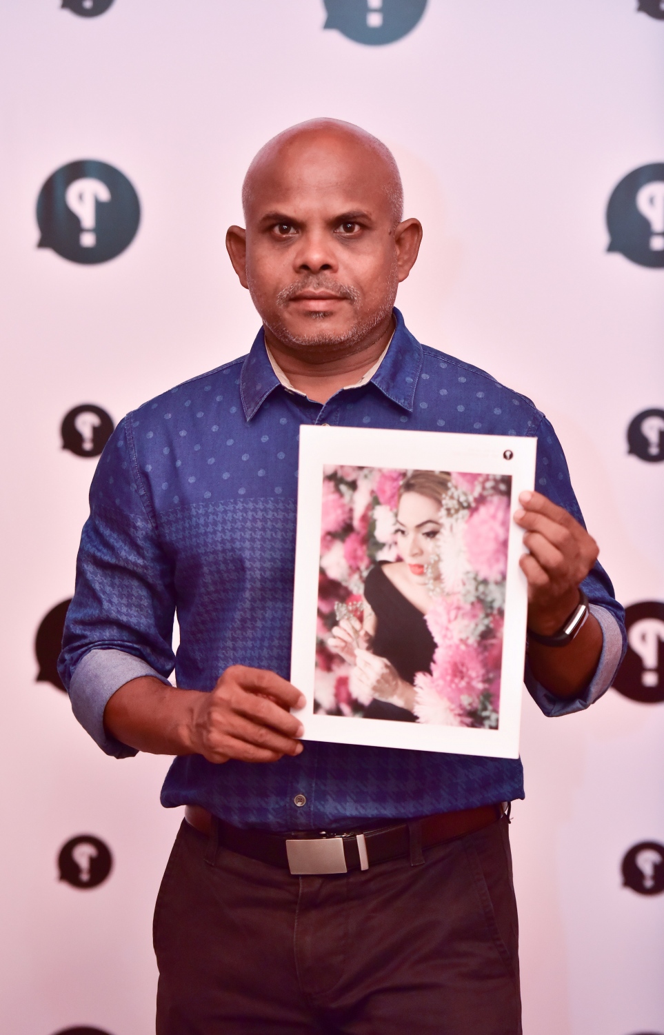 މާލެ: މޭ 25، 2017- "މިހާރު" ނޫހުގެ ލައިފް ސްޓައިލް މެގަޒިން "ދޯ" އަދި ވެބްސައިޓް އިފްތިތާހުކުރުމަށް އޮލިމްޕަހުގައި ބޭއްވި ހާއްސަ ހަފްލާގައި ލިޔުންތެރިޔާ މޫސާ ލަތީފް "ދޯ" ގެ ފުރަތަމަ އަދަދާއެކު ފޮޓޯ އަކަށް ހުއްޓިގެން .---މިހާރު ފޮޓޯ: ހުސެއިން ވަހީދު