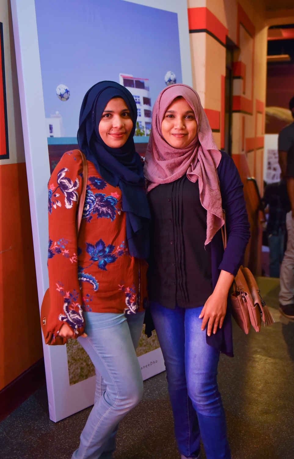 މާލެ: މޭ 25، 2017- "މިހާރު" ނޫހުގެ މެގަޒިން "ދޯ" އަދި ވެބްސައިޓު އިފްތިތާހު ކުރުމަށް އޮލިމްޕަހުގައި ބޭއްވި ހާއްސަ ހަފްލާގައި "މިހާރު" ގެ ދެ ނޫސްވެރިން ކަމަށްވާ ފަޒީނާ އަހުމަދު (ކ) އަދި އައިމިނަތު ޝިފްލީން ފޮޓޯއެއް ނަގަނީ.---މިހާރު ފޮޓޯ: ހުސެއިން ވަހީދު