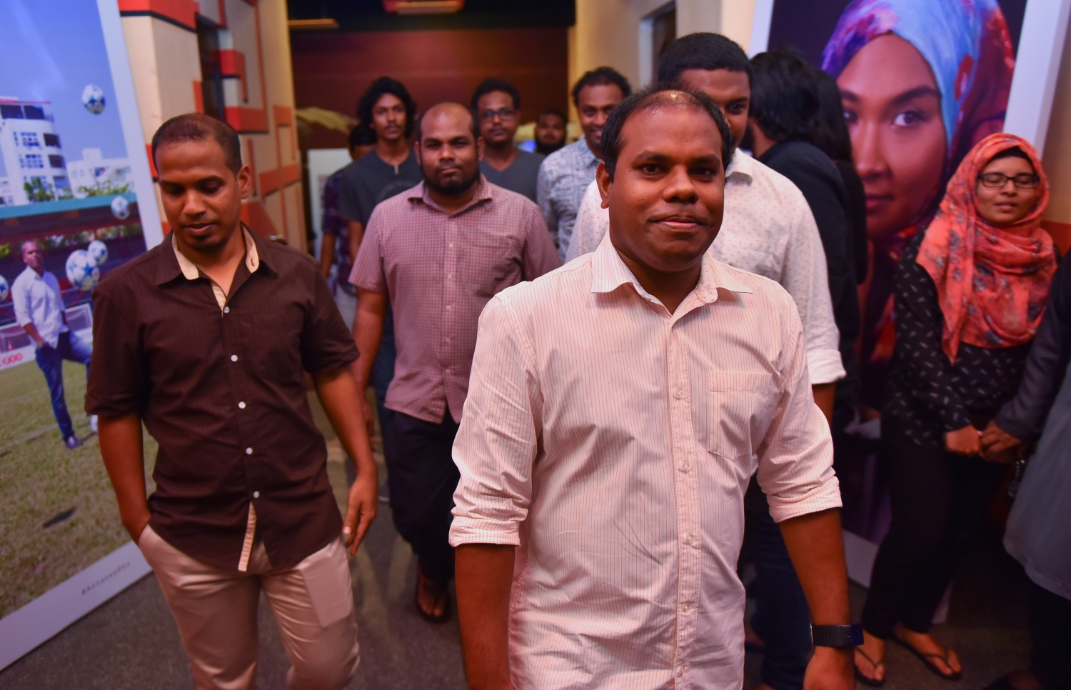 މާލެ: މޭ 25، 2017- "މިހާރު" ނޫހުގެ ލައިފް ސްޓައިލް މެގަޒިން "ދޯ އަދި ވެބްސައިޓް އިފްތިތާހު ކުރުމަށް އޮލިމްޕަހުގައި ބޭއްވި ހާއްސަ ހަފްލާ އަށް ބައެއް މީހުން ވަންނަނީ.---މިހާރު ފޮޓޯ: ހުސެއިން ވަހީދު