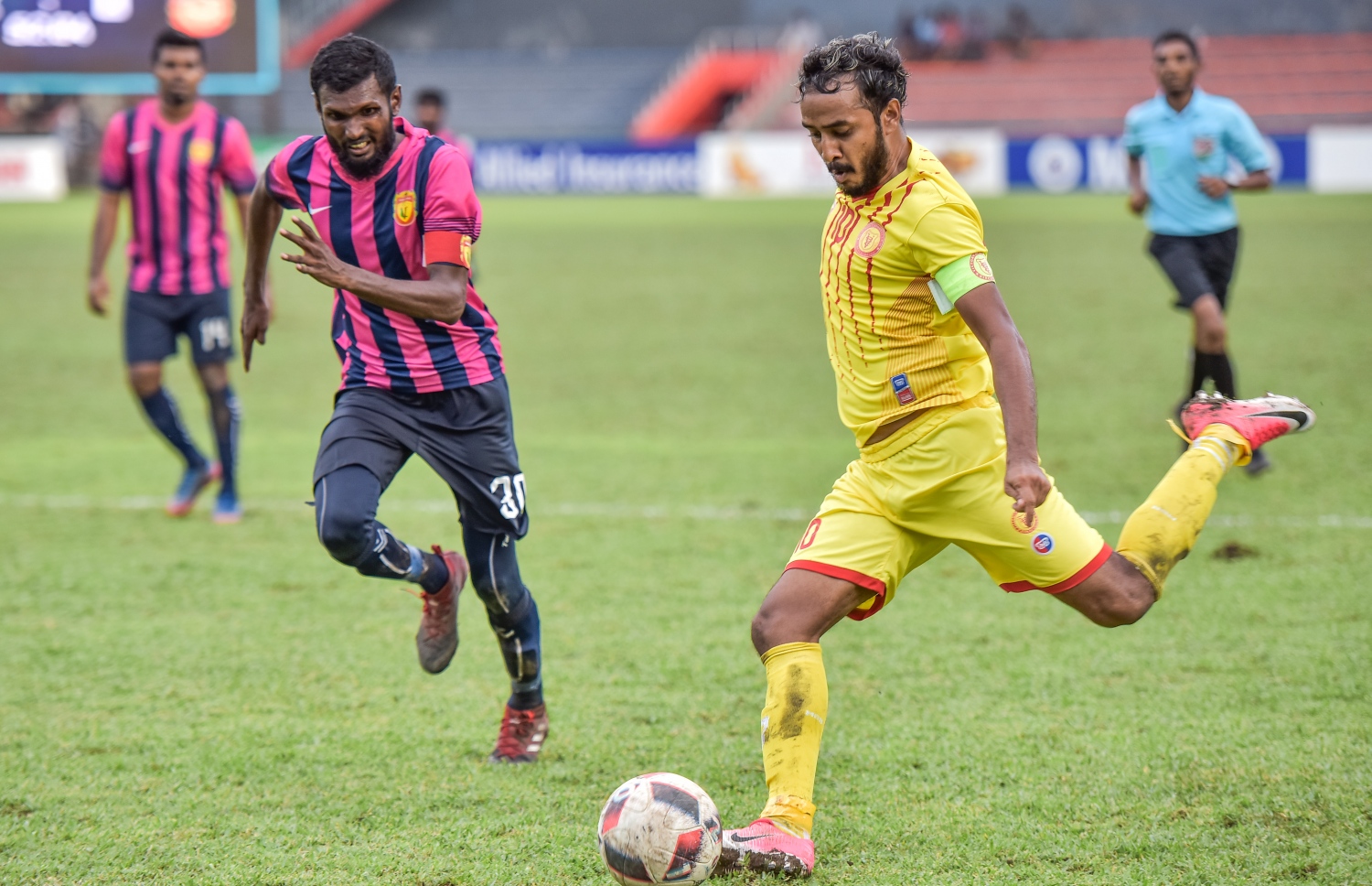 ޔުނައިޓެޑް ވިކްޓަރީއާ ދެކޮޅަށް ކުޅުނު މެޗުގެ ތެރެއިން ވިކްޓަރީގެ ކެޕްޓަން އީސަ (ކ) ބޯޅަ ފޮނުވާލަނީ.-- ފޮޓޯ:ނިޝާން އަލީ/ މިހާރު