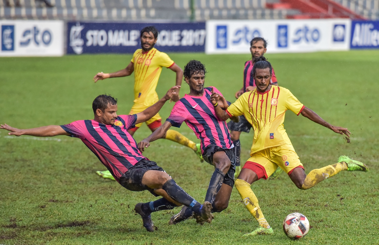 ޔުނައިޓެޑް ވިކްޓަރީ އާއި ވިކްޓަރީ ކުޅުނު މެޗެއްގެ ތެރެއިން.-- ފޮޓޯ: ނިޝާން އަލީ/ މިހާރު