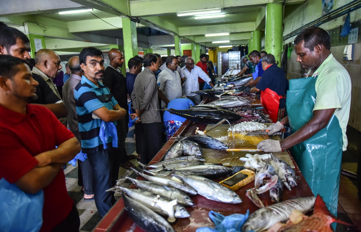 މާލެ: މޭ 26، 2017- މަސް މާރުކޭޓުން މަސް ކަނޑަން މީހުން މަޑުކޮށްލައިގެން.---މިހާރު ފޮޓޯ: ހުސެއިން ވަހީދު