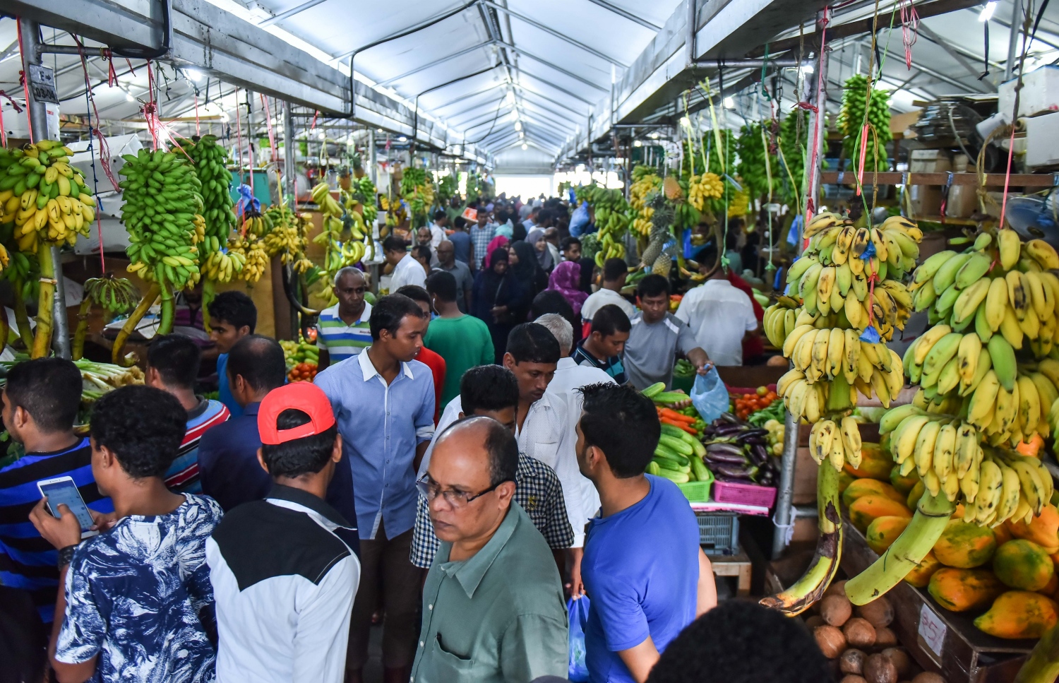 މާލެ: މޭ 26، 2017- ރޯދަމަހާ އެކު ލޯކަލް މާރުކޭޓުގައި މީހުން ތޮއްޖެހި ބާރުވެފައި: ރޯދަމަހާ އެކު އެންމެ ބާރުބޮޑުވާ ތަނަކީ އަބަދުވެސް ލޯކަލް މާރުކޭޓާއި ބާޒާރުމަތި.---މިހާރު ފޮޓޯ: ހުސެއިން ވަހީދު