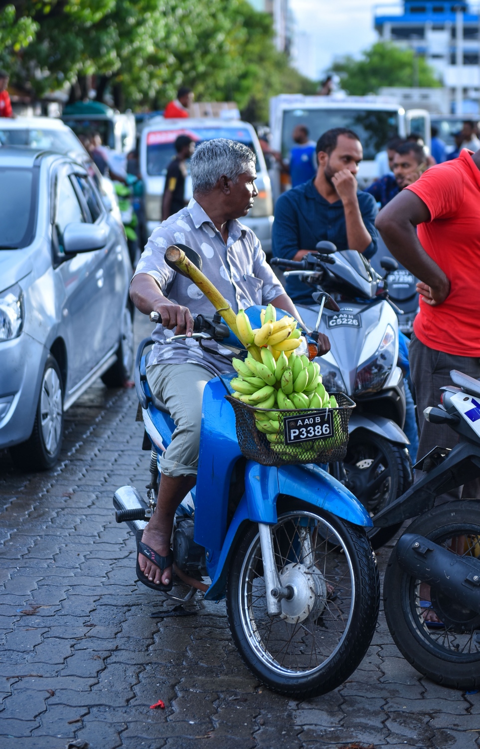މާލެ: މޭ 26، 2017- ލޯކަލް މާރުކޭޓުން ދޮންކެޔޮގަނޑެއް ގަނެގެން މީހަކު ސައިކަލްގައި ދަނީ.---މިހާރު ފޮޓޯ: ހުސެއިން ވަހީދު