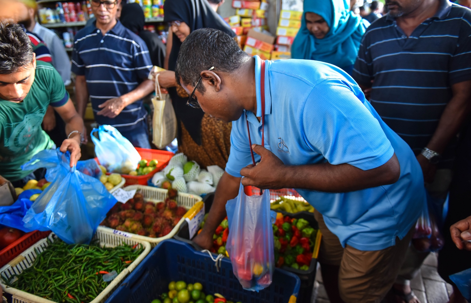 މާލެ: މޭ 26، 2017- ލޯކަލް މާރުކޭޓުގެ ގޮޅިއަކުން މީހަކު މިރުސް ގަންނަނީ: މިރުހުގެ އަގު ވަނީ އަތްފޯރާ ވަރަށް ވުރެ މަތީގައި.---މިހާރު ފޮޓޯ: ހުސެއިން ވަހީދު