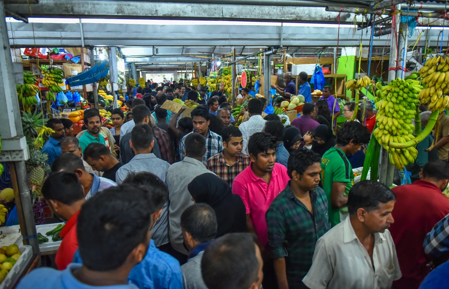 މާލެ: މޭ 26، 2017- ރޯދަމަހާ އެކު ލޯކަލް މާރުކޭޓުގައި މީހުން ތޮއްޖެހި ބާރުވެފައި: ރޯދަމަހާ އެކު އެންމެ ބާރުބޮޑުވާ ތަނަކީ އަބަދުވެސް ލޯކަލް މާރުކޭޓާއި ބާޒާރުމަތި.---މިހާރު ފޮޓޯ: ހުސެއިން ވަހީދު