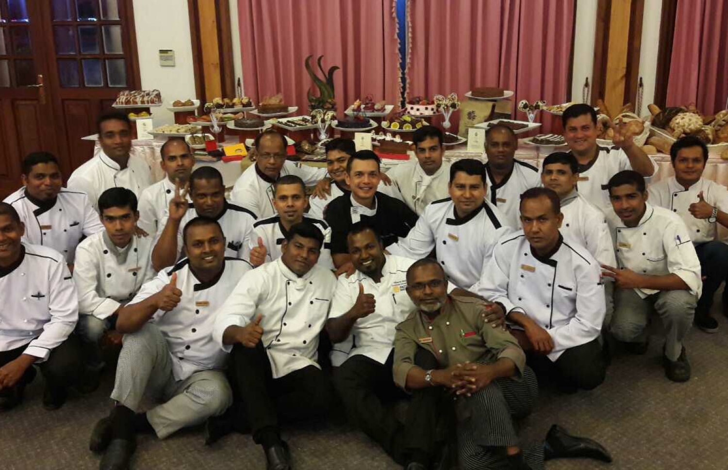 ޑީޑީ ރޯޔަލް އައިލެންޑްގެ ބައެއް ސްޓާފުންނާ އެކު