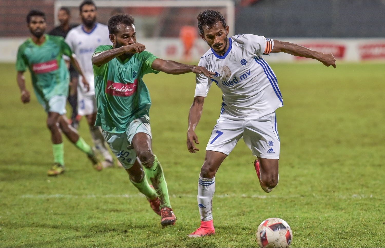 އެސްޓީއޯ މާލޭ ލީގުގައި ގްރީން ސްޓްރީޓްސްގެ ސައްޕޭ(ވ) ކައިރިން ނިއުގެ ސެންޓޭ ބޯޅަ ހިފައިގެންދާން މަސައްކަތް ކުރަނީ. -- ފޮޓޯ: ނިޝާން އަލީ/ މިހާރު