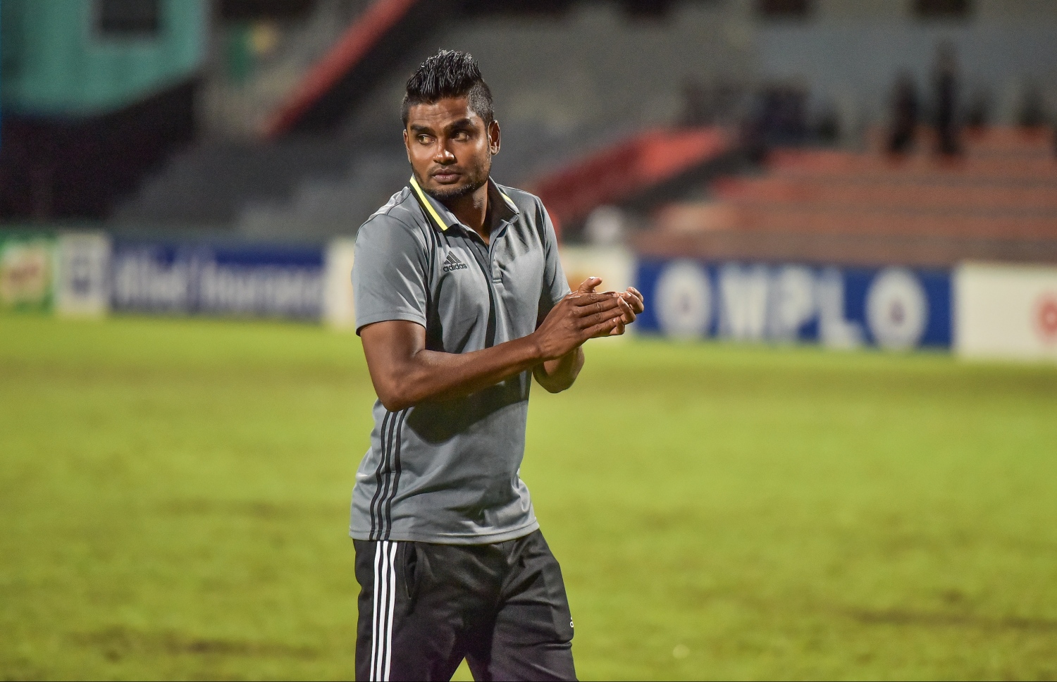 ސޮބާ ގްރީންސްޓްރީޓްސްގެ ބެންޗުގައި. -- ފޮޓޯ: ނިޝާން އަލީ/ މިހާރު