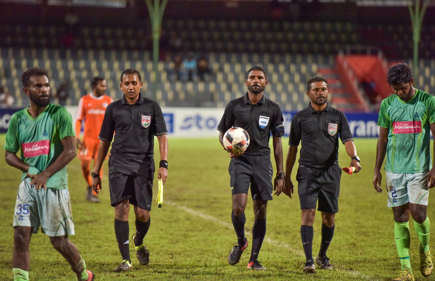 ލީގުގެ މެޗަކަށް ފަހު ރެފްރީން ދަނޑުން ފައިބަނީ.-- ފޮޓޯ: ނިޝާން އަލީ/ މިހާރު