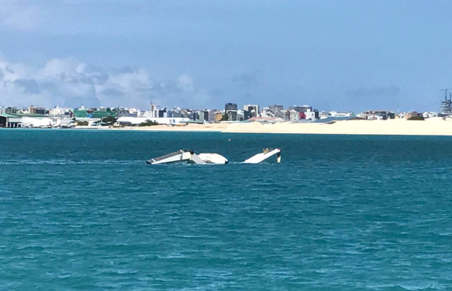 ކޮންރެޑުން އައި ބޯޓު ވެއްޓި އޭގެ ކަނދު މަތީގައި: ބޯޓުގެ މައިގަނޑު ވީ މޫދު އަޑީގައި ކަމަށް ބައެއް މީހުން ބުނޭ --ފޮޓޯ: ކިއުންތެރިއެއް