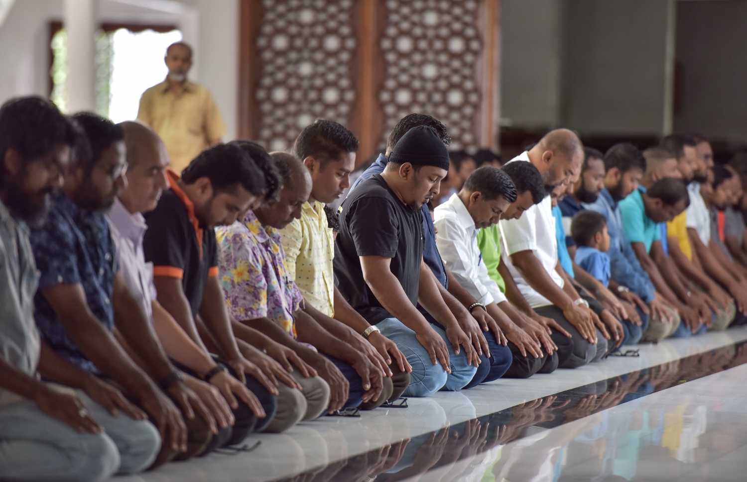 މާލެ: މޭ 27، 2017- މުލަރޯދަ ދުވަހު އިސްލާމީ މަރުކަޒުގައި މެންދުރު ނަމާދު ކުރަނީ.---މިހާރު ފޮޓޯ: ނިޝާން އަލީ