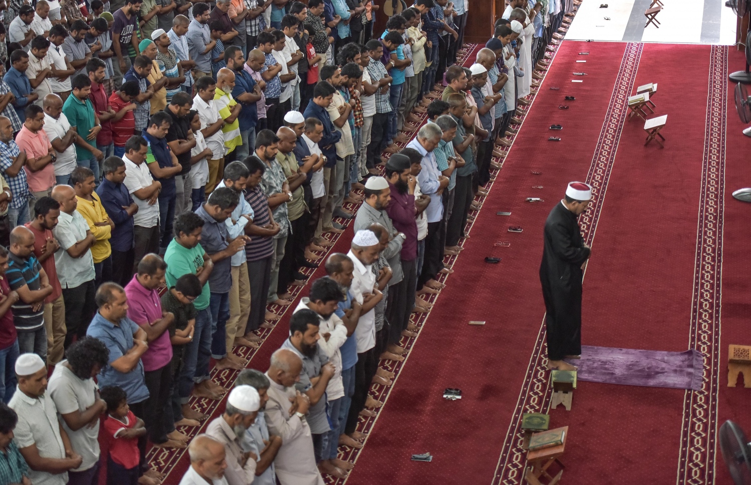 މިއަހަރުގެ ރަމަޟާން މަހުގެ ފުރަތަމަ ދުވަހު އިސްލާމީ މަރުކަޒުގައި ކުރި މެންދުރު ނަމާދުގައި ބައިވެރިވި ބައެއް މީހުން: އިންސާނާ އެންމެ ބޮޑަށް ﷲއާ ކުއްތަންވަނީ ސަޖިދައިގައި އޮންނަ ވަގުތު. --ފޮޓޯ ހުސައިން/މިހާރު