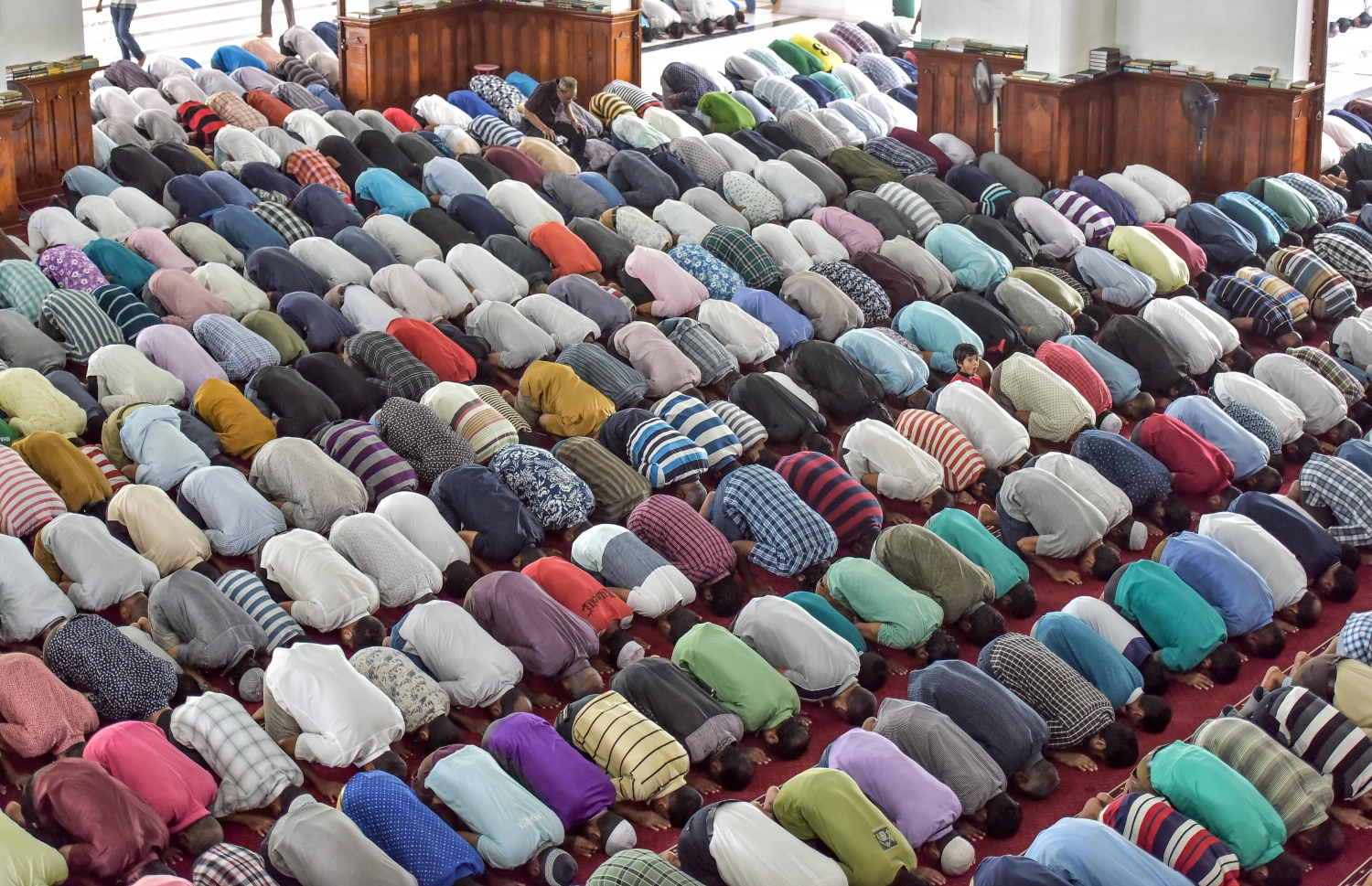 މާލެ: މޭ 27، 2017- މުލަރޯދަ ދުވަހު އިސްލާމީ މަރުކަޒުގައި މެންދުރު ނަމާދު ކުރަނީ.---މިހާރު ފޮޓޯ: ނިޝާން އަލީ