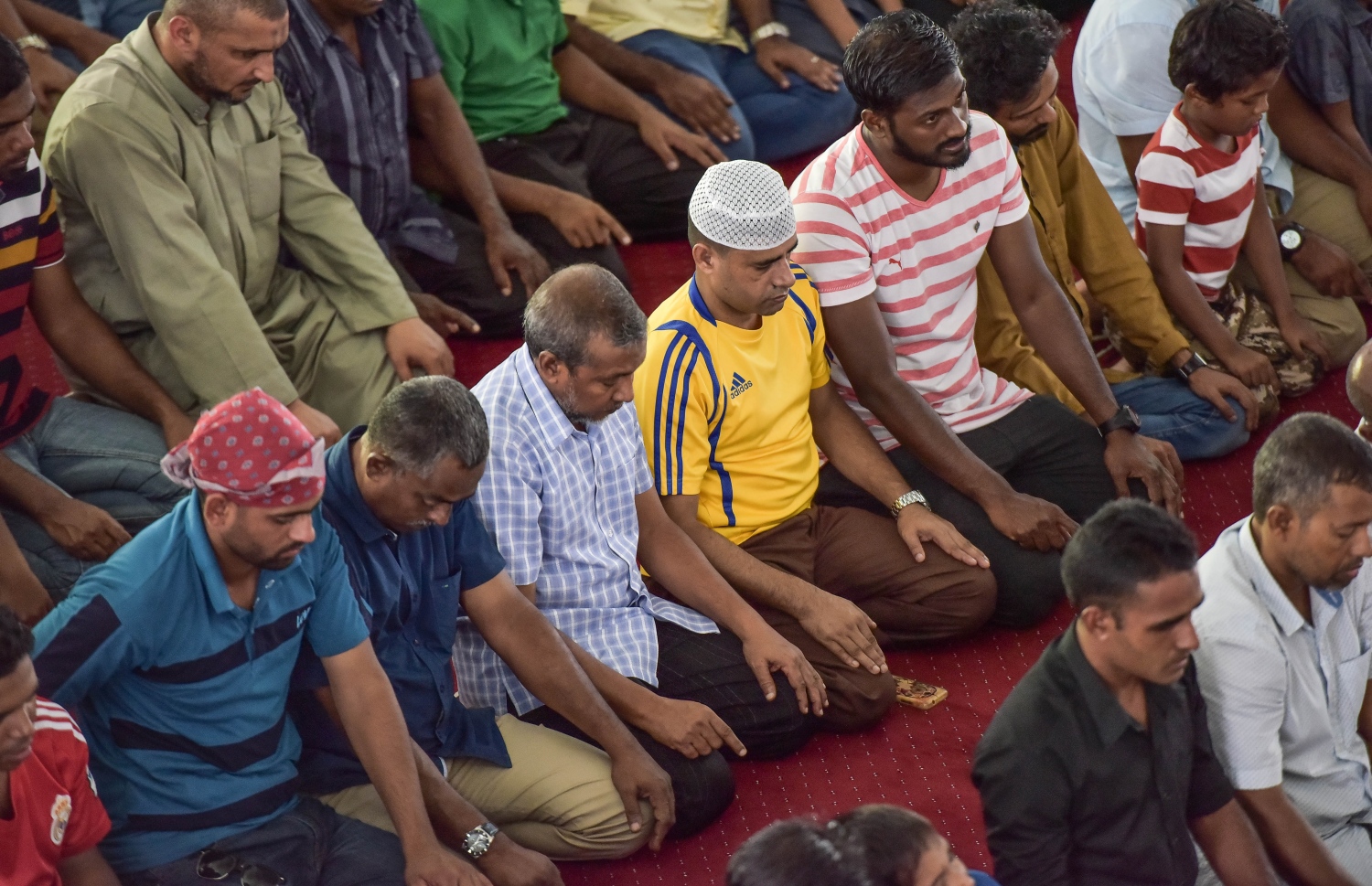 މާލެ: މޭ 27، 2017- މުލަރޯދަ ދުވަހު އިސްލާމީ މަރުކަޒުގައި މެންދުރު ނަމާދު ކުރަނީ.---މިހާރު ފޮޓޯ: ނިޝާން އަލީ