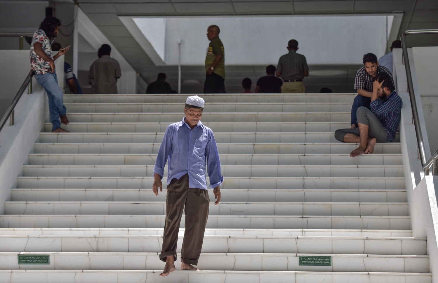 މާލެ: މޭ 27، 2017- މުލަރޯދަ ދުވަހު ނަމާދަށް ފަހު އިސްލާމީ މަރުކަޒުން މީހަކު ފައިބަނީ.---މިހާރު ފޮޓޯ: ނިޝާން އަލީ