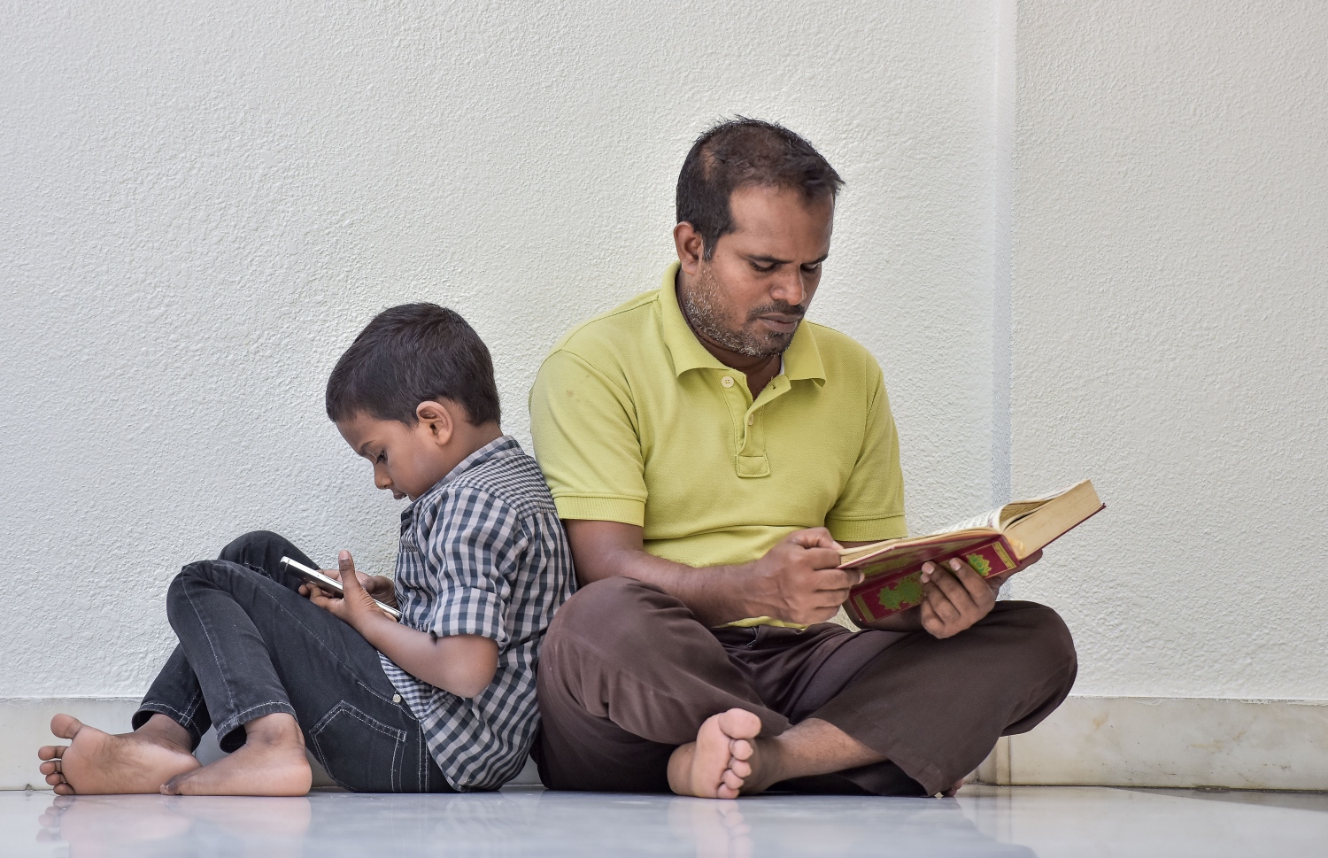 މާލެ: މޭ 27، 2017- މުލަރޯދަ ދުވަހު އިސްލާމީ މަރުކަޒުގައި ކުޑަކުއްޖަކާއި އޭނާގެ ބެލެނިވެރިޔާ ގުރުއާން ކިޔަވަނީ.---މިހާރު ފޮޓޯ: ނިޝާން އަލީ