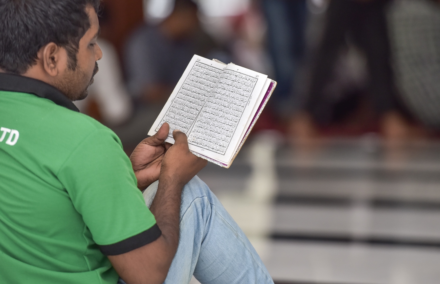 މާލެ: މޭ 27، 2017- މުލަރޯދަ ދުވަހު އިސްލާމީ މަރުކަޒުގައި މީހަކު ގުރުއާން ކިޔަވަނީ.---މިހާރު ފޮޓޯ: ނިޝާން އަލީ