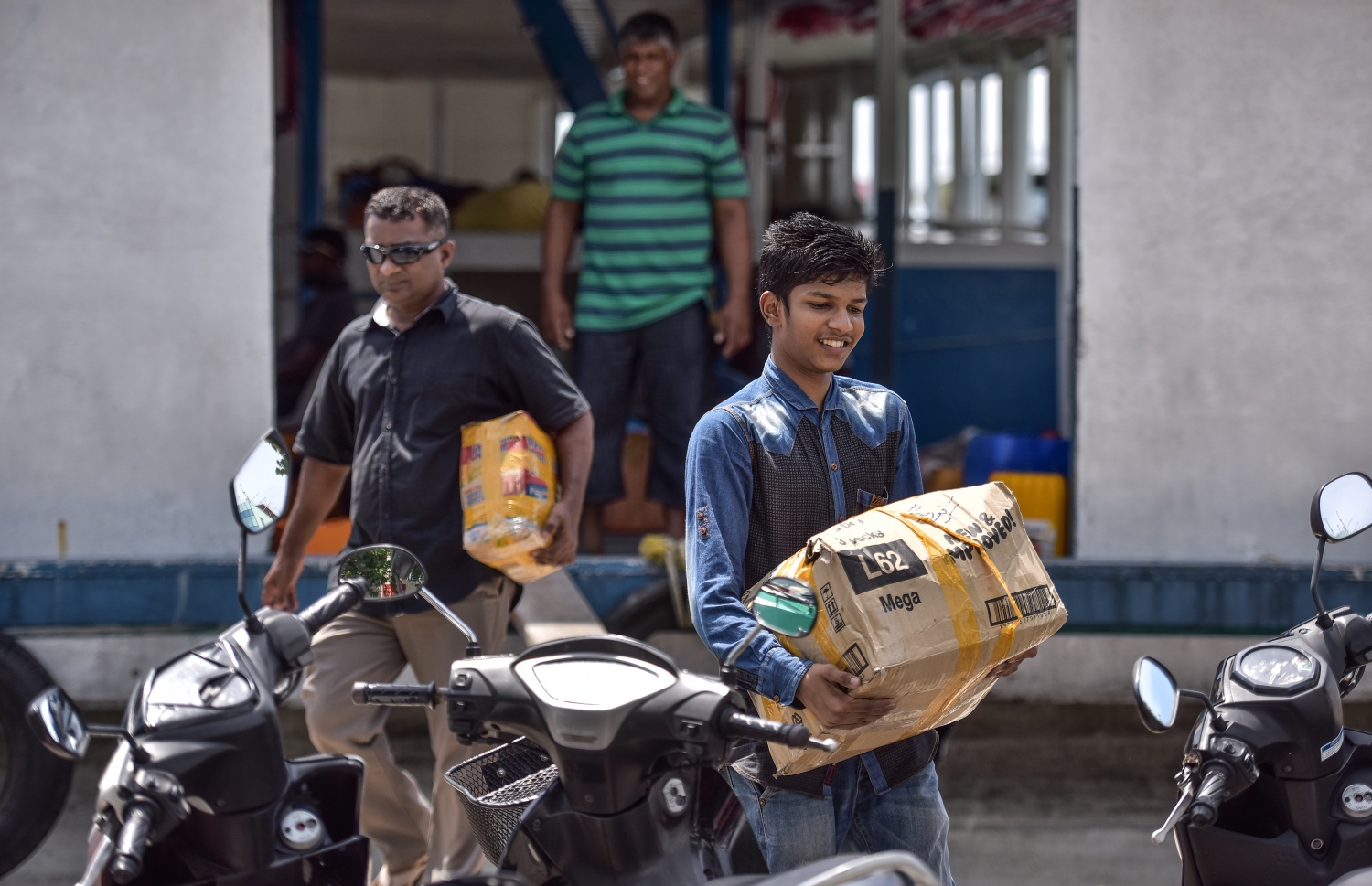 މާލޭގެ ބާޒާރު ސަރަހައްދުގައި މީހަކު މުދާ ފޮށިގަނޑެއް އުފުލަނީ: ރޯދަ މަހަށް ތަކެތީގެ އަގު އުފުލޭ މައްސަލަ ހައްލު ކުރުމަށް ވިޔަފާރިވެރިން ތެދުވަން ވެއްޖެ. -- މިހާރު ފޮޓޯ: ނިޝާން އަލީ