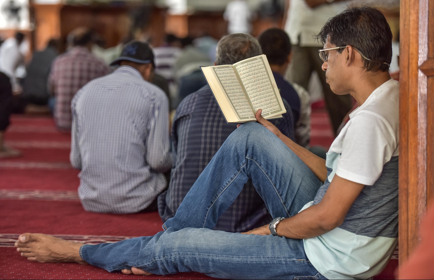 މާލެ: މޭ 27، 2017- މުލަރޯދަ ދުވަހު އިސްލާމީ މަރުކަޒުގައި މީހަކު ގުރުއާން ކިޔަވަނީ.---މިހާރު ފޮޓޯ: ނިޝާން އަލީ