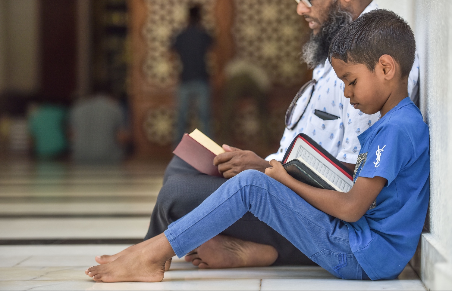 މާލެ: މޭ 27، 2017- މުލަރޯދަ ދުވަހު އިސްލާމީ މަރުކަޒުގައި ކުޑަކުއްޖަކާއި އޭނާގެ ބެލެނިވެރިޔާ ގުރުއާން ކިޔަވަނީ.---މިހާރު ފޮޓޯ: ނިޝާން އަލީ