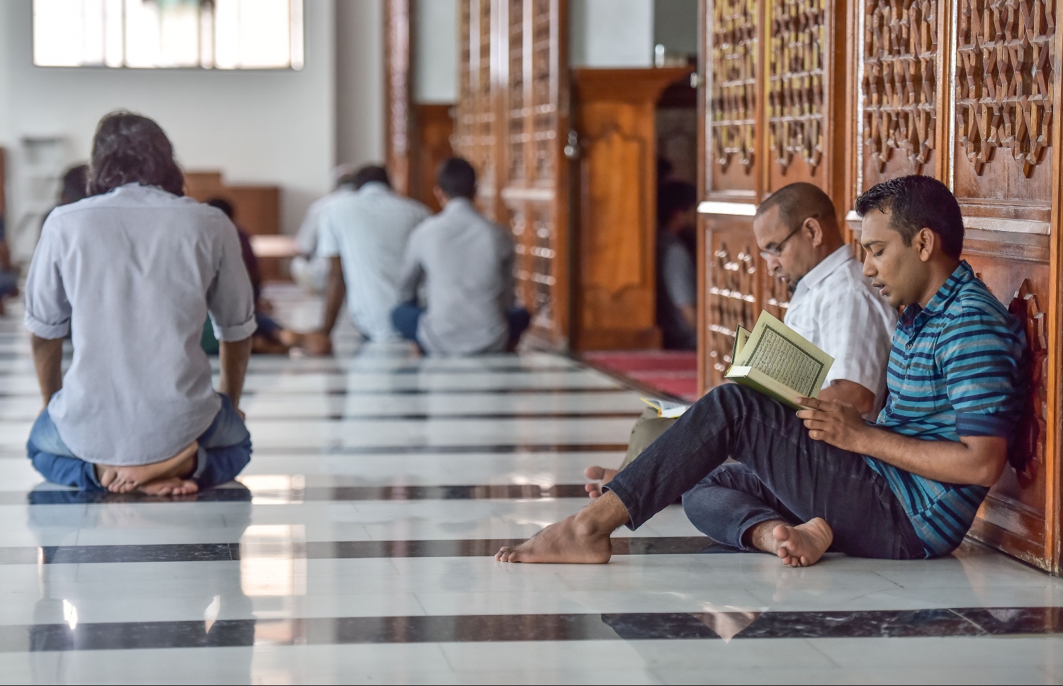 މާލެ: މޭ 27، 2017- މުލަރޯދަ ދުވަހު އިސްލާމީ މަރުކަޒުގައި ބަޔަކު ގުރުއާން ކިޔެވުމާއި އަޅުކަމުގައި ޝާމިލް ވެގެން.---މިހާރު ފޮޓޯ: ނިޝާން އަލީ