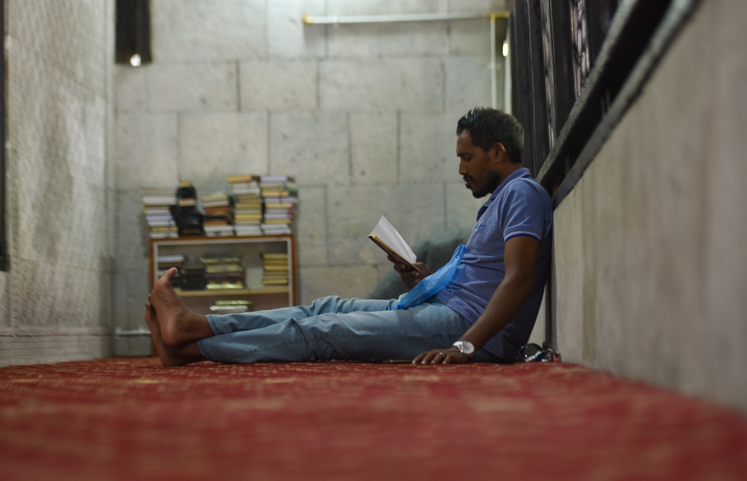 މާލެ: މޭ 27، 2017- ހުކުރު މިސްކިތުގައި މީހަކު ގުރުއާން ކިޔަވަނީ.---މިހާރު ފޮޓޯ: ހުސެއިން ވަހީދު