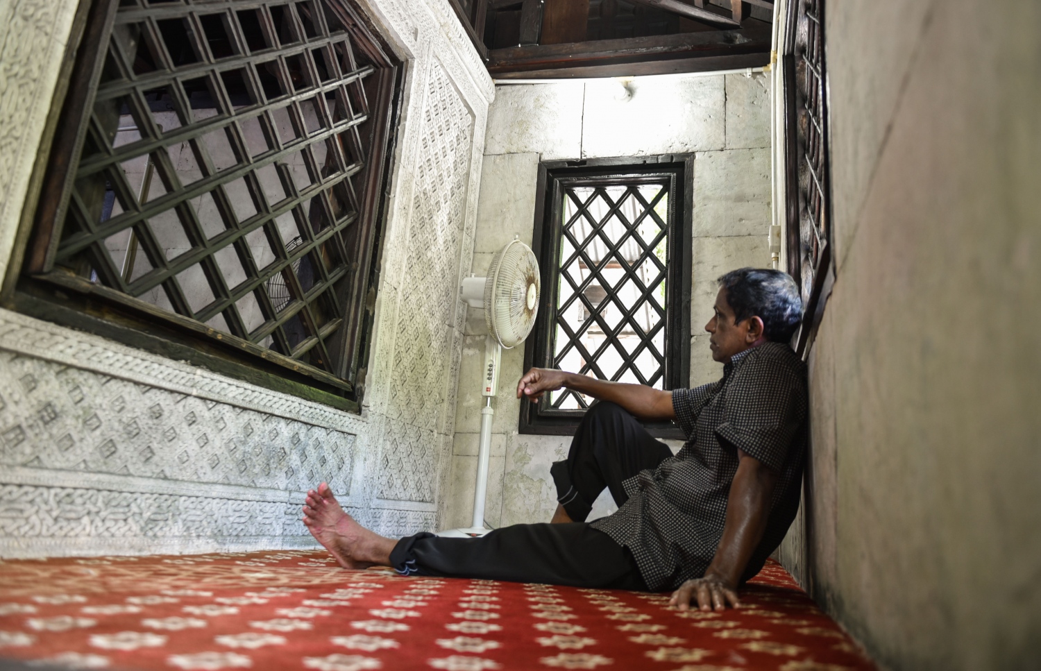 މާލެ: މޭ 27، 2017- މުލަރޯދަ ދުވަހު މީހަކު މިސްކިތެއްގައި ޒިކްރު ކުރުމުގައި ވަގުތު ހޭދަކުރަނީ: ރޯދަމަހާ އެކު ދީނީ ކަންކަމަށް ދޭ ސަމާލުކަން އަބަދުވެސް ވަރަށް ބޮޑު.---މިހާރު ފޮޓޯ: ހުސެއިން ވަހީދު