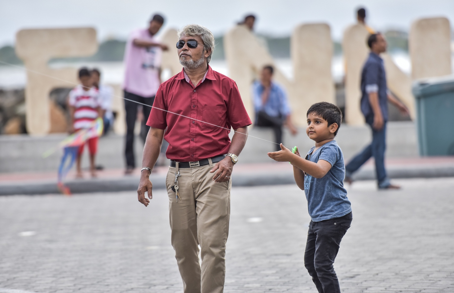 މާލެ، މޭ 27، 2017- މި އަހަރުގެ ރޯދަމަހުގެ ފުރަތަމަ ދުވަހު ރޯދަ ކުރުކޮށްލުމަށްޓަކައި ކުޑަކުއްޖަކު ރަސްފަންނު ސަރަހައްދުގައި މަޑިއަރުވާއިރު އެ ކުއްޖާގެ ބެލެނިވެރިޔާ ކައިރީގައި: މިއީ ކޮންމެ ރޯދަމަހެއްގެ ހަވީރު މާލެ އިން އާންމުކޮށް ފެންނަ މަންޒަރެއް.---މިހާރު ފޮޓޯ: ނިޝާން އަލީ