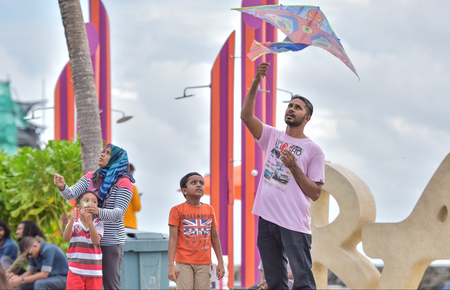 މާލެ، މޭ 27، 2017- މި އަހަރުގެ ރޯދަމަހުގެ ފުރަތަމަ ދުވަހު ރޯދަ ކުރުކޮށްލުމަށްޓަކައި ކުޑަކުއްޖަކަށް އެ ކުއްޖާގެ ބެލެނިވެރިޔާ މަޑިއަރުވައިދެނީ: މިއީ ކޮންމެ ރޯދަމަހެއްގެ ހަވީރު މާލެ އިން އާންމުކޮށް ފެންނަ މަންޒަރެއް.---މިހާރު ފޮޓޯ: ނިޝާން އަލީ