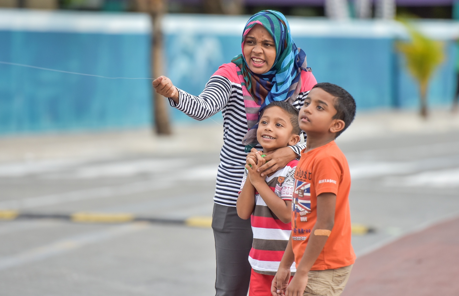 މާލެ، މޭ 27، 2017- މި އަހަރުގެ ރޯދަމަހުގެ ފުރަތަމަ ދުވަހު ރޯދަ ކުރުކޮށްލުމަށްޓަކައި ކުޑަ ދެ ކުއްޖަކަށް މަޑިއެއްލައި ދިނުމަށް ބެލެނިވެރިއަކު އެހީތެރިވަނީ: މިއީ ކޮންމެ ރޯދަމަހެއްގެ ހަވީރު މާލެ އިން އާންމުކޮށް ފެންނަ މަންޒަރެއް.---މިހާރު ފޮޓޯ: ނިޝާން އަލީ