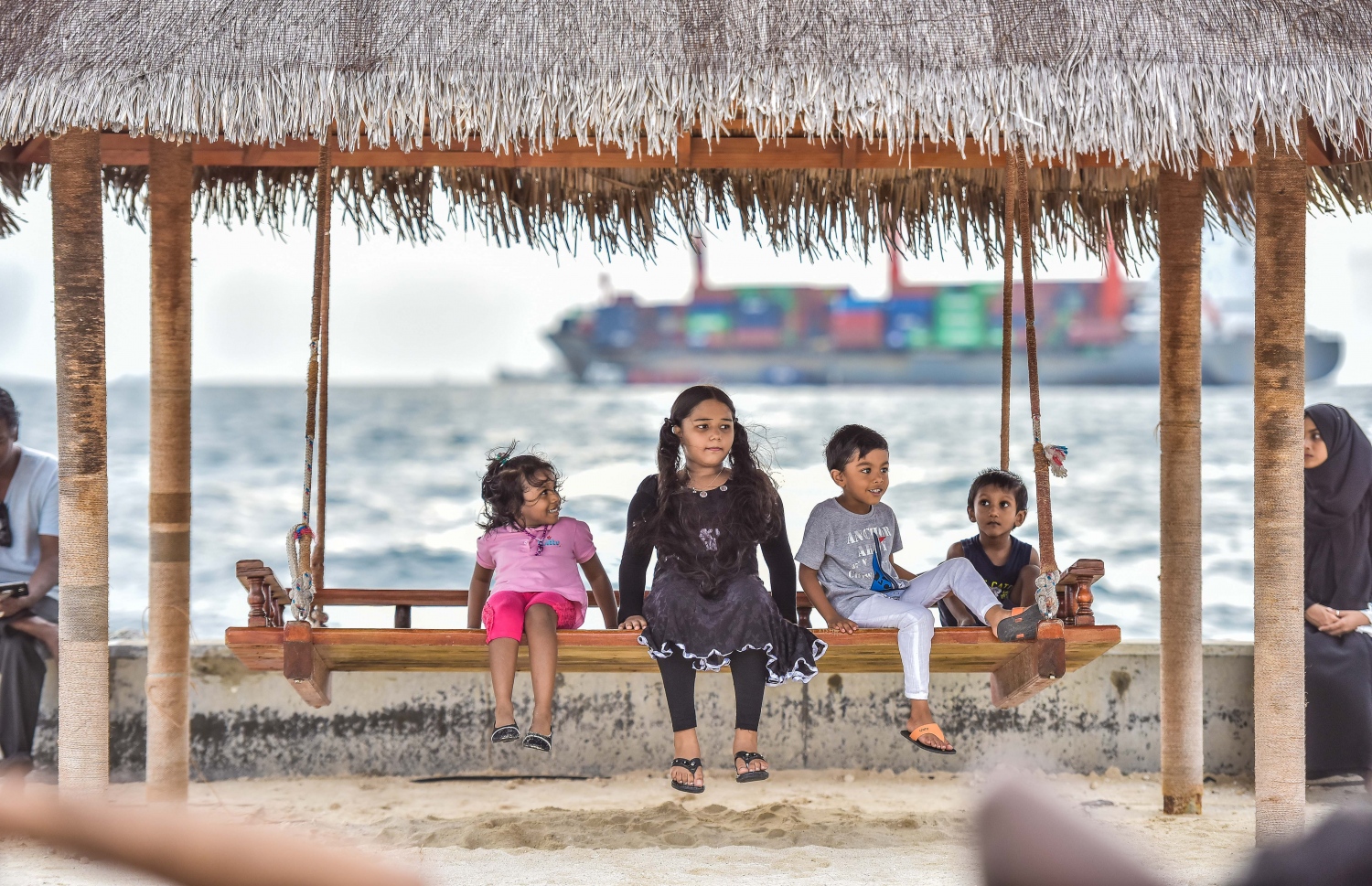 މާލެ، މޭ 27، 2017- މި އަހަރުގެ ރޯދަމަހުގެ ފުރަތަމަ ދުވަހު ރޯދަ ކުރުކޮށްލުމަށްޓަކައި ކުޑަކުދިންތަކެއް ރަސްފަންނު ސަރަހައްދުގައި އުނދޯލި ހެއްލަނީ: ގިނަ އަދަދެއްގެ ކުޑަކުދިން ރޯދަމަހުގެ ހަވީރުގެ ވަގުތުގައި ރަސްފަންނު ސަރަހައްދުގައި އުޅޭނެތީ، އެ ގަޑިތަކުގައި އެ ސަރަހައްދަށް ދުއްވާ އެއްޗެހި ވަނުން ވަނީ މަނާކޮށްފައި.---މިހާރު ފޮޓޯ: ނިޝާން އަލީ