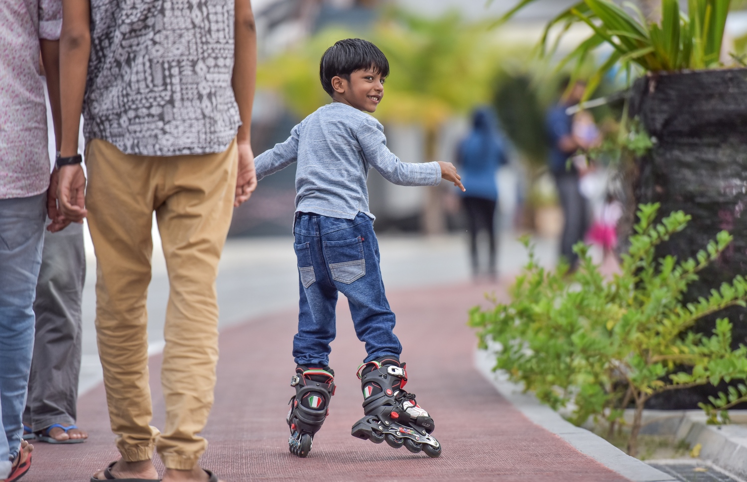 މާލެ، މޭ 27، 2017- މި އަހަރުގެ ރޯދަމަހުގެ ފުރަތަމަ ދުވަހު ރޯދަ ކުރުކޮށްލުމަށްޓަކައި ކުޑަކުއްޖަކު ރަސްފަންނު ސަރަހައްދުގައި ސްކޭޓް ކުރަނީ: ގިނަ އަދަދެއްގެ ކުޑަކުދިން ރޯދަމަހުގެ ހަވީރުގެ ވަގުތުގައި ރަސްފަންނު ސަރަހައްދުގައި އުޅޭނެތީ، އެ ގަޑިތަކުގައި އެ ސަރަހައްދަށް ދުއްވާ އެއްޗެހި ވަނުން ވަނީ މަނާކޮށްފައި.---މިހާރު ފޮޓޯ: ނިޝާން އަލީ