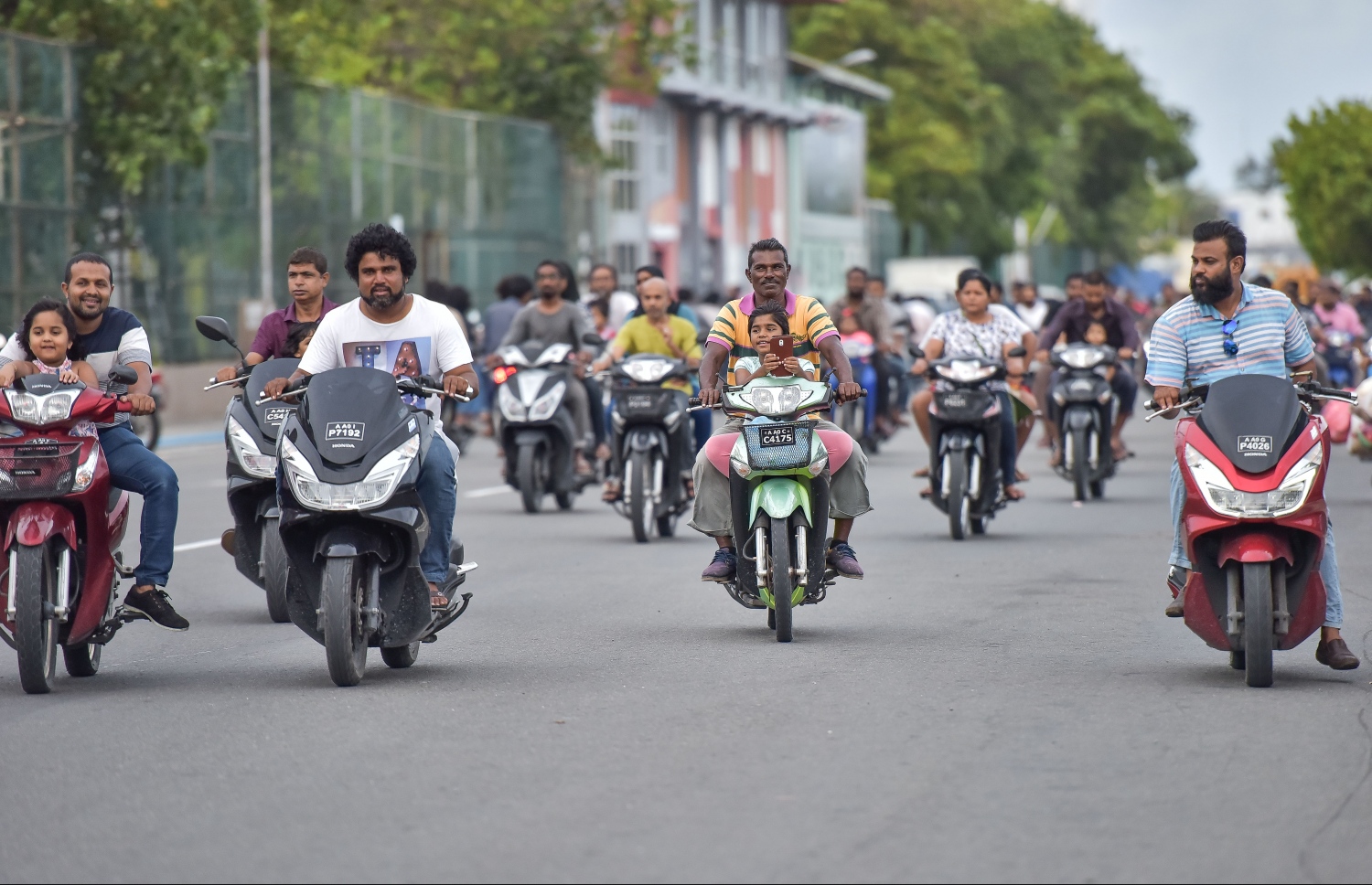 މާލެ، މޭ 27، 2017- މި އަހަރުގެ ރޯދަމަހުގެ ފުރަތަމަ ދުވަހު ރޯދަ ކުރުކޮށްލުމަށްޓަކައި ސައިކަލްތަކުގައި ދަނީ: ރޯދަމަހާ އެކު މާލޭގެ މަގުމަތި ވަނީ ހަލަބޮލިވެ، ހާއްސަކޮށް ހަވީރުގެ ވަގުތުގައި ޓްރެފިކަށް ބާރު ބޮޑުވެފައި.---މިހާރު ފޮޓޯ: ނިޝާން އަލީ