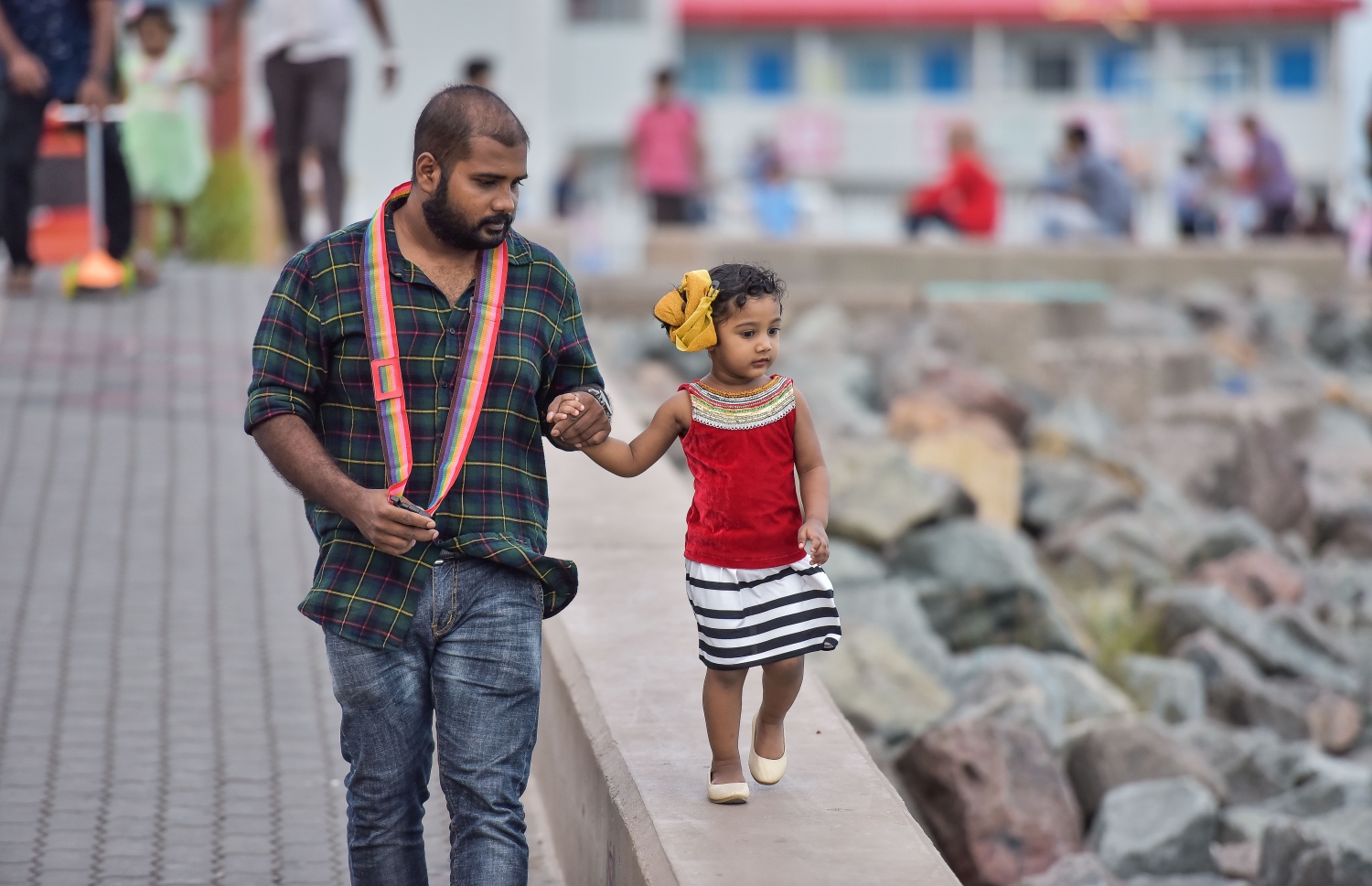 މާލެ، މޭ 27، 2017- މި އަހަރުގެ ރޯދަމަހުގެ ފުރަތަމަ ދުވަހު ރޯދަ ކުރުކޮށްލުމަށްޓަކައި ކުޑަކުއްޖަކު ގޮވައިގެން މީހަކު އުސްފަސްގަނޑު ސަރަހައްދުގެ ފާރުބުރި މަތީގައި ހިނގާލަނީ.---މިހާރު ފޮޓޯ: ނިޝާން އަލީ