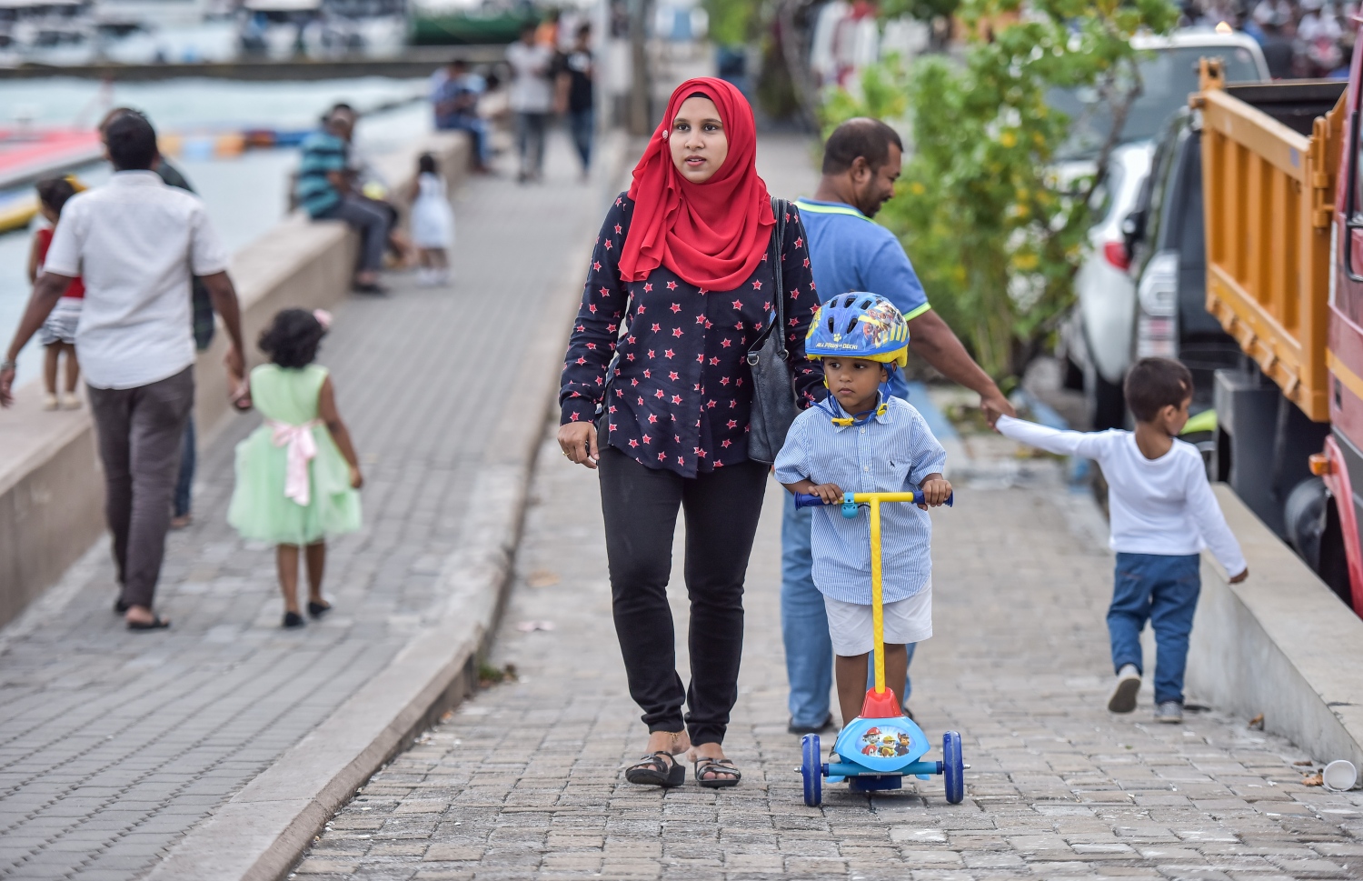 މާލެ، މޭ 27، 2017- މި އަހަރުގެ ރޯދަމަހުގެ ފުރަތަމަ ދުވަހު ރޯދަ ކުރުކޮށްލުމަށްޓަކައި މަންމައަކު އޭނާގެ ދަރިފުޅު ސްކޫޓާއަކަށް އަރުވައިގެން ދަނީ.---މިހާރު ފޮޓޯ: ނިޝާން އަލީ