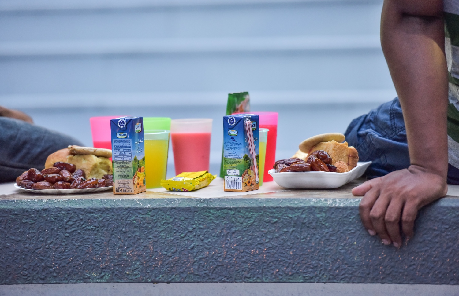 މާލެ، މޭ 27، 2017- މި އަހަރުގެ ރޯދަމަހުގެ ފުރަތަމަ ދުވަހު މިސްކިތެއްގައި ރޯދަ ވީއްލަން ތައްޔާރުކޮށްފައި: މިސްކިތްތަކުން ރޯދަވީއްލުމަށް ގިނަ ބަޔަކު ކޮންމެ އަހަރަކު ވެސް ދާކަން ފާހަގަކުރެވޭ.--- ފޮޓޯ:ނިޝާން އަލީ/މިހާރު