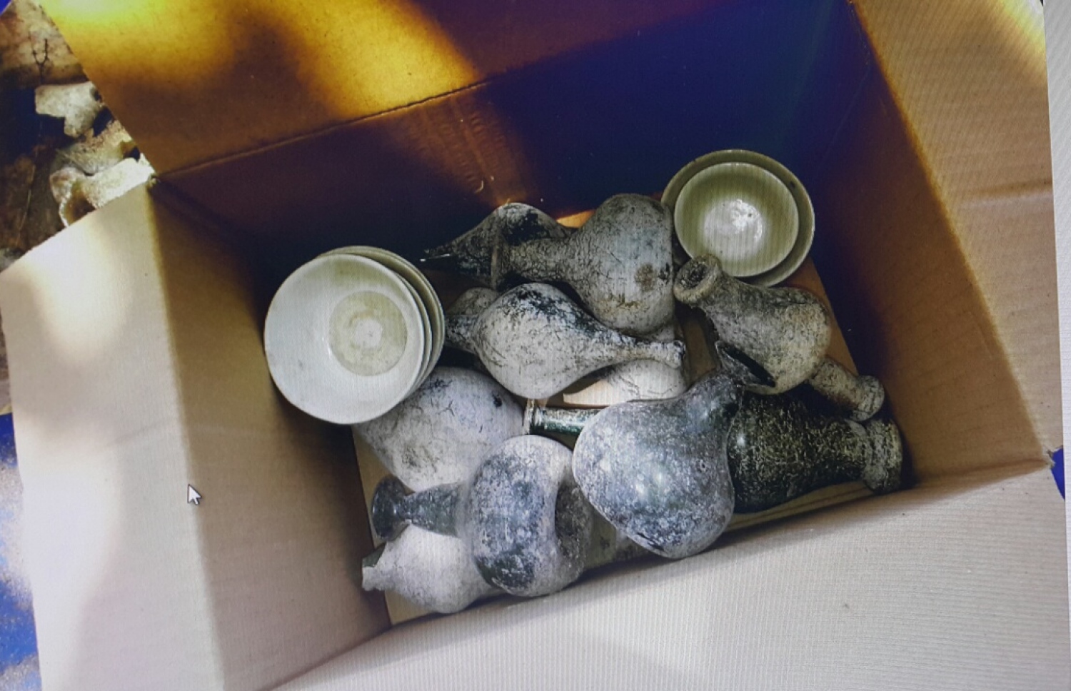 ބިމު އަޑިން ފެނުނު ތަށިތަކެއް ފޮށިގަނޑަކަށް އަޅައި، މި ރަށުގެ އުތީމު ގެއެއްގައި ފޮރުވާފައި.