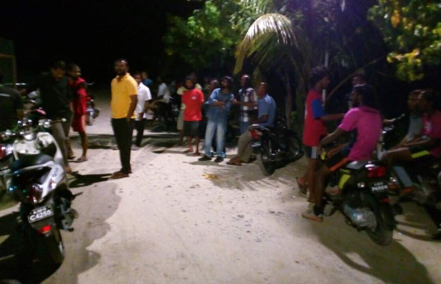 ތިމަރަފުށިން ކަރަންޓު ކަރަންޓު ދާތީ އެ ރަށުގެ ބަޔަކު އިހުތިޖާޖު ކުރުމުގެ ގޮތުން މަގުމަތީގައި