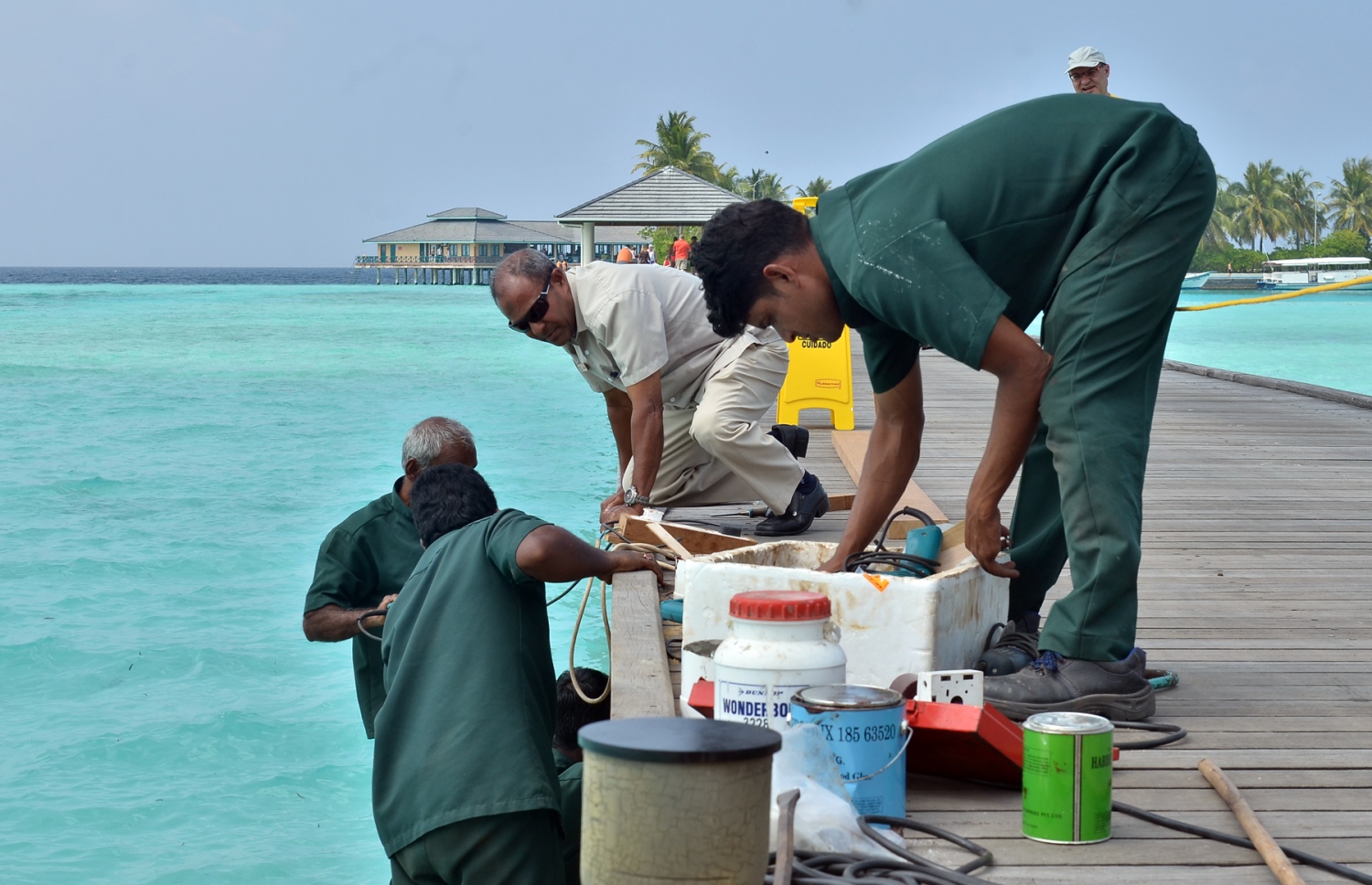 ސަން އައިލެންޑް ރިސޯޓްގެ މައި ފާލަމުގެ މަރާމާތުގެ މަސައްކަތް ކުރިއަށް ދާއިރު، ޑީޑީ އެ މަސައްކަތް ހިނގާ ނުހިނގާ ގޮތް ބައްލަވަނީ. --ފޮޓޯ އަހްމަދު އަބްދުﷲ ސައީދު/މިހާރު