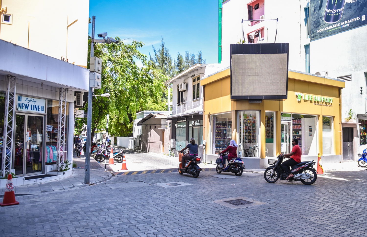 މާލޭ މަގަކުން ބަޔަކު ދުއްވާފައި ދަނީ: މާ ބޮޑު ޓްރެފިކެއް ނެތި މިހެން އޮއްވާ ފެންނާނީ ވަރަށް މަދުން- ފޮޓޯ: ހުސެއިން ވަހީދު/ މިހާރު