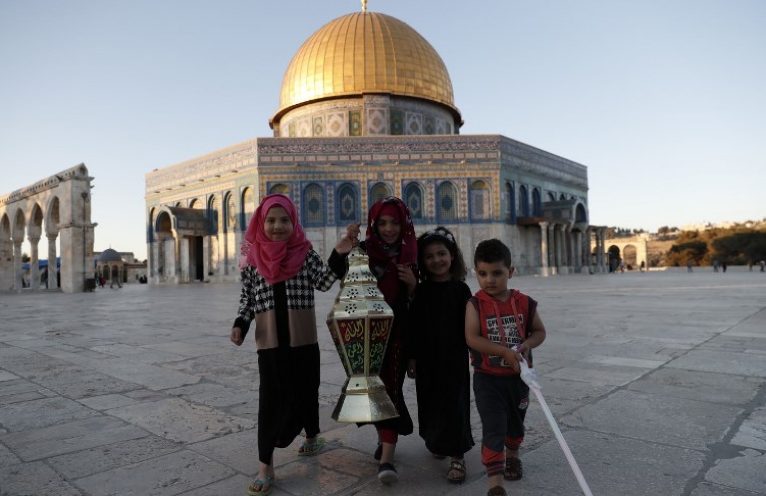 ރަމަޟާން ފާނޫޒު ބައްތިއާ އެކު ފަލަސްތީނު ކުދިންތަކެއް ފޮޓޯއަކަށް ހުއްޓިގެން. --ފޮޓޯ:އޭއެފްޕީ