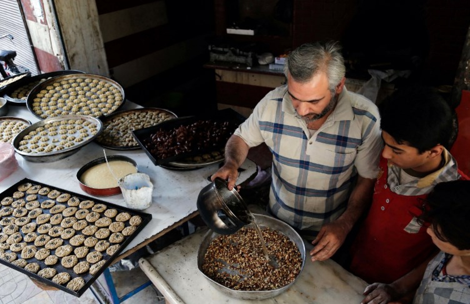 ސީރިއާގެ މީހަކު ރޯދަ ވީއްލަން ތައްޔާރު ކުރަނީ. --ފޮޓޯ:އޭއެފްޕީ