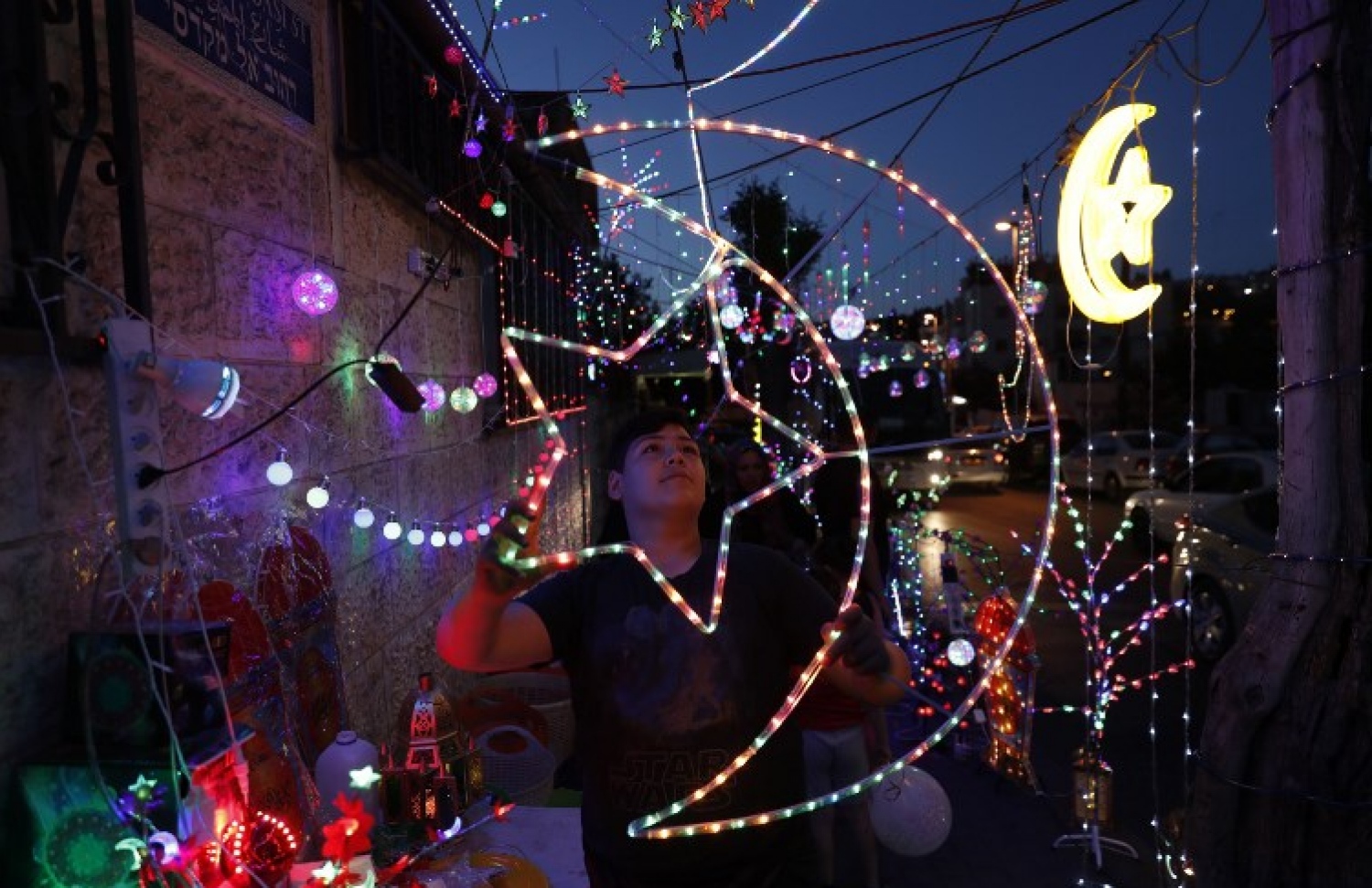 ފަލަސްތީނުގެ ކުއްޖަކު ޖެރޫސަމްގައި ރަމަޟާން ބޮކިތައް ހަމަޖައްސާލަނީ. --ފޮޓޯ:އޭއެފްޕީ