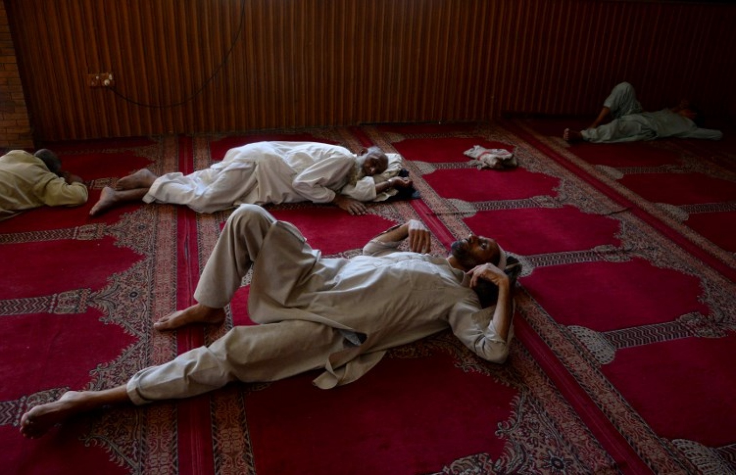 އަފްޣާނިސްތާން ބަޔަކު ރޯދަ ވީއްލުމުގެ ކުރިން މިސްކިތުގައި އޮށޯވެލައިގެން. --ފޮޓޯ:އޭއެފްޕީ