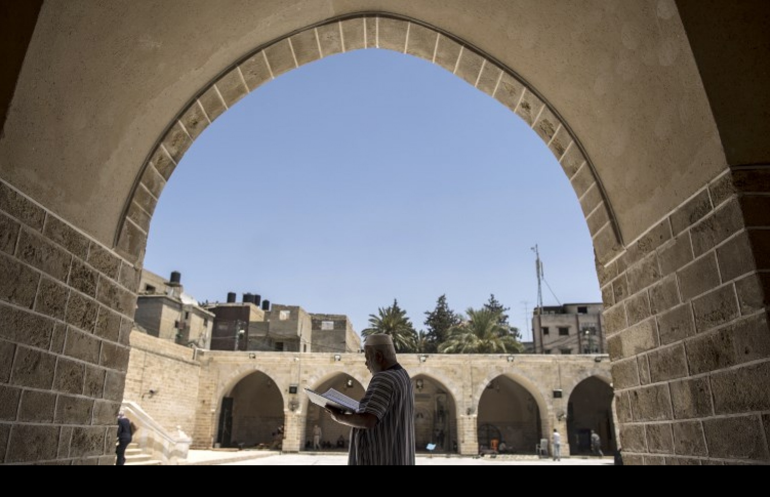 ގާޒާގެ މިސްކިތެއްގައި ފަލަސްތީނު މީހަކު ގުރުއާން ކިޔަވަނީ. --ފޮޓޯ:އޭއެފްޕީ