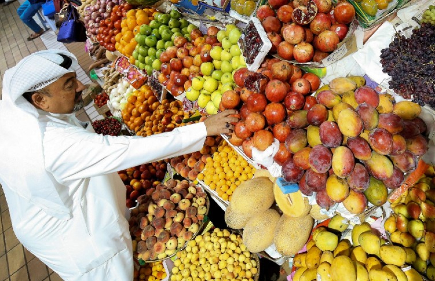 ކުވޭތުގެ ފިހާރައެއްގައި މޭވާ ވިއްކަނީ. --ފޮޓޯ:އޭއެފްޕީ